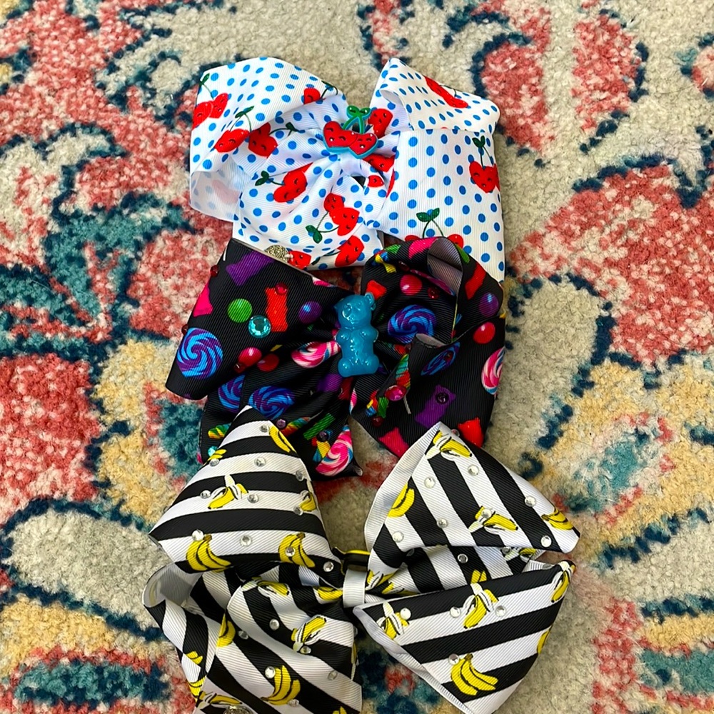 JoJo Siwa oversized style bows